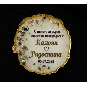 Луксозни персонализирани магнити от епоксидна смола със златен кант, имена и дата по избор. Идеални за сватби, годежи и подаръци за гости. Ръчна изработка по поръчка Луксозни персонализирани магнити от епоксидна смола със златен кант, имена и дата по избор. Идеални за сватби, годежи и подаръци за гости. Ръчна изработка по поръчка